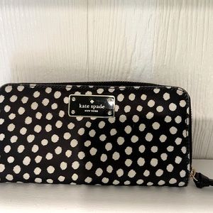 Kate spade Nylon wallet. Great shape with little wear on edge.